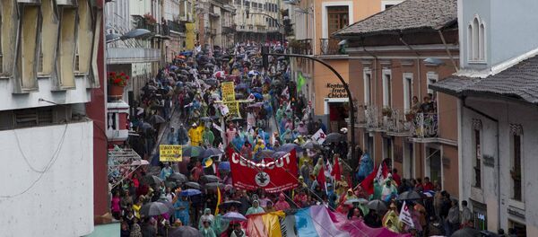 People march through the old part of town during a protest in Quito March 19, 2015. People march through the old part of town during a protest in Quito March 19, 2015. - Sputnik Mundo