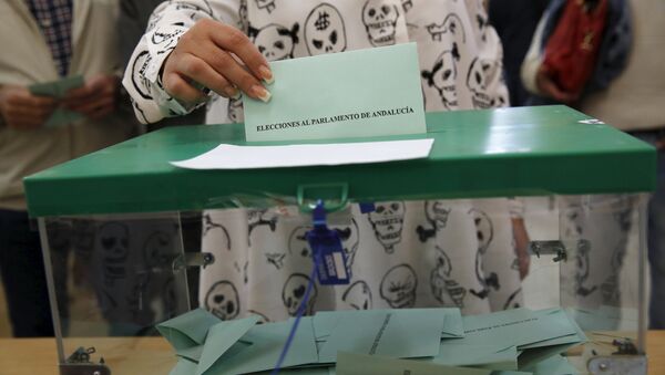 A woman casts her vote for the Andalusian regional elections at a polling station in the Andalusian capital of Seville March 22, 2015. - Sputnik Mundo