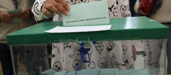 A woman casts her vote for the Andalusian regional elections at a polling station in the Andalusian capital of Seville March 22, 2015. - Sputnik Mundo