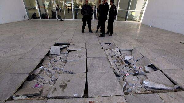 Policemen are pictured near damaged tiles inside the Bardo museum in Tunis March 19, 2015. - Sputnik Mundo