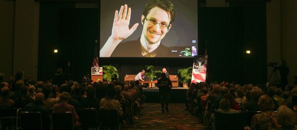NSA leaker Edward Snowden appears on a live video feed broadcast from Moscow at an event sponsored by the ACLU Hawaii in Honolulu NSA leaker Edward Snowden appears on a live video feed broadcast from Moscow at an event sponsored by the ACLU Hawaii in Honolulu - Sputnik Mundo