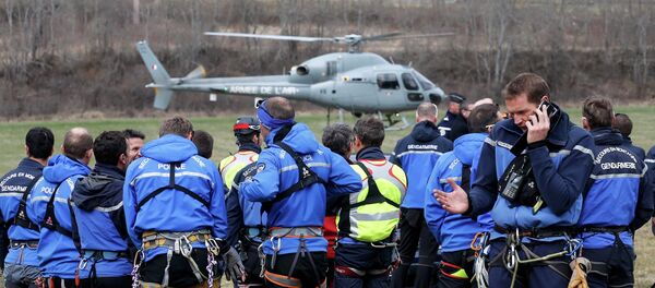 Policías en el lugar del accidente del Airbus A320 en Francia - Sputnik Mundo