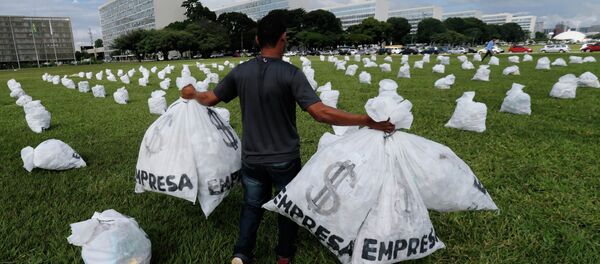 Un miembro del Movimiento de Elecciones Limpias lleva bolsas que representan dinero - Sputnik Mundo