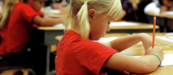 Estudiantes de la escuela durante la clase Estudiantes de la escuela durante la clase - Sputnik Mundo