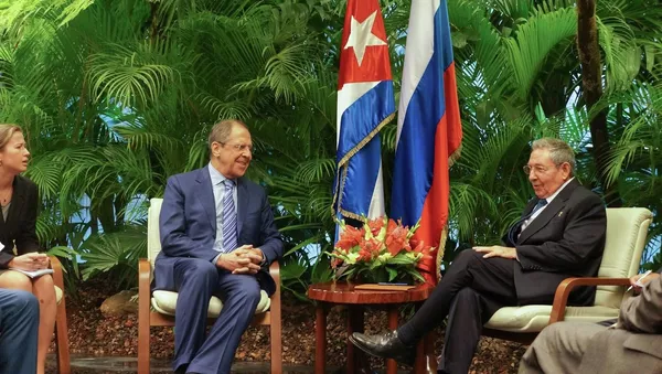 Serguéi Lavrov con Raúl Castro durante su visita a Cuba - Sputnik Mundo