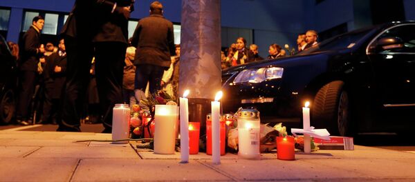 Germanwings employees embrace next to lit candles outside the company headquarters in Cologne Bonn airport - Sputnik Mundo
