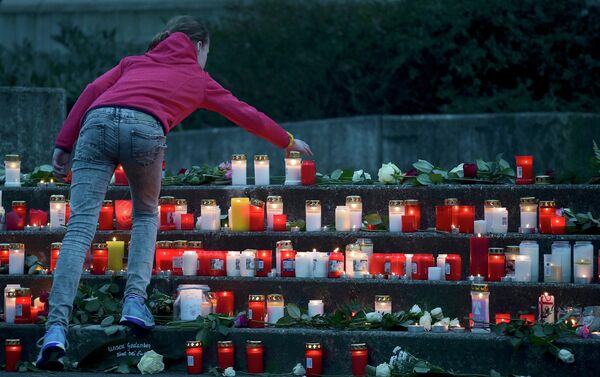 Los estudiantes y profesores de la escuela secundaria Josef-Koenig-Gymnasium en Haltern am See colocan velas encendidas el exterior de su escuela en memoria de 16 compañeros y dos profesores murió en el accidente del Airbus A320 - Sputnik Mundo