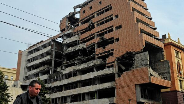 A man walks past the building of former federal military headquarters in Belgrade on March 24, 2010, destroyed during the 1999 NATO air campaign against Yugoslavia. - Sputnik Mundo