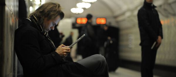 Usuario de internet en el metro de Moscú - Sputnik Mundo