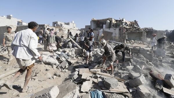 People search for survivors under the rubble of houses destroyed by an air strike near Sanaa Airport March 26, 2015. - Sputnik Mundo