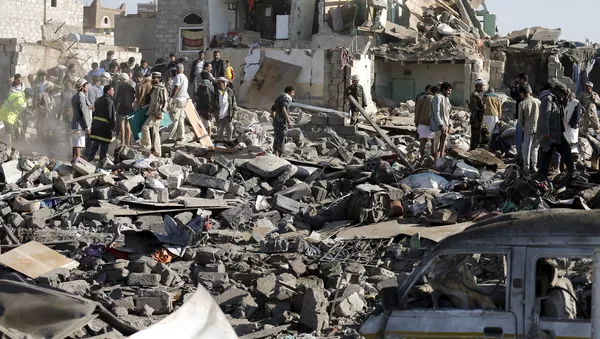 Civil defence workers and people search for survivors under the rubble of houses destroyed by an air strike near Sanaa Airport March 26, 2015. - Sputnik Mundo