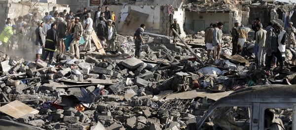 Civil defence workers and people search for survivors under the rubble of houses destroyed by an air strike near Sanaa Airport March 26, 2015. - Sputnik Mundo
