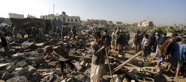 Casas destruidas daurante el ataque aereo en Saná - Sputnik Mundo