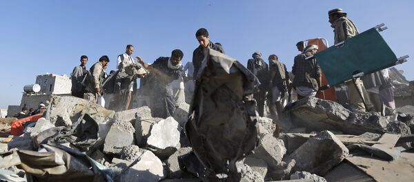 People search for survivors under the rubble of houses destroyed by an air strike near Sanaa Airport March 26, 2015. - Sputnik Mundo