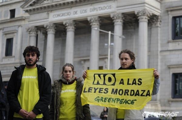 Greenpeace protesta en España contra la ley mordaza - Sputnik Mundo