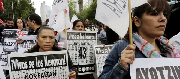 Relatives take part in a march calling for justice for 43 missing students, on the six-month anniversary of their disappearance, in Mexico City, March 26, 2015. - Sputnik Mundo