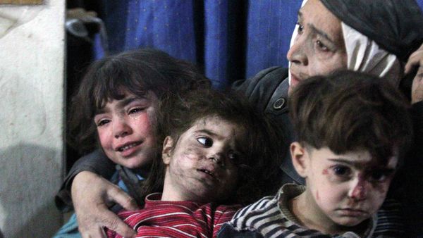 An injured woman and children react in a field hospital after what activists said were air strikes by forces loyal to Syria's President Bashar al-Assad An injured woman and children react in a field hospital after what activists said were air strikes by forces loyal to Syria's President Bashar al-Assad - Sputnik Mundo