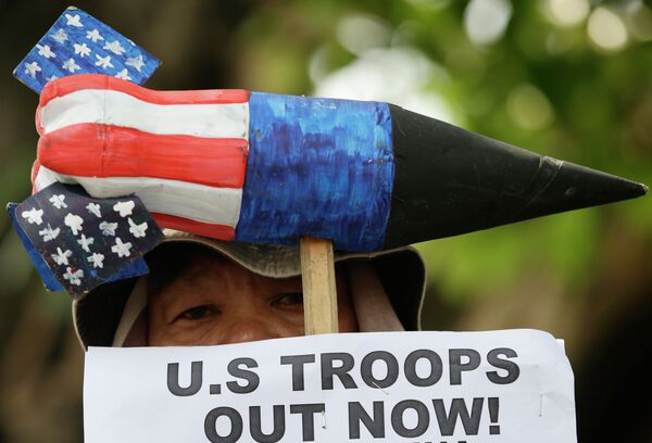 Manifestante antiestadounidense en Manila - Sputnik Mundo