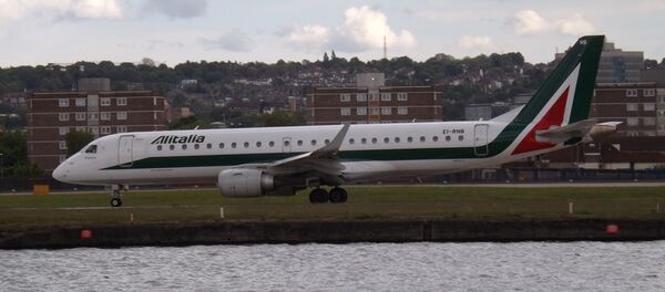 Avión de la compañía aérea italiana Alitalia - Sputnik Mundo