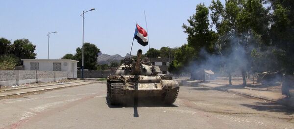 Yemen's Houthi tank moves on a street in Yemen's southern port city of Aden - Sputnik Mundo