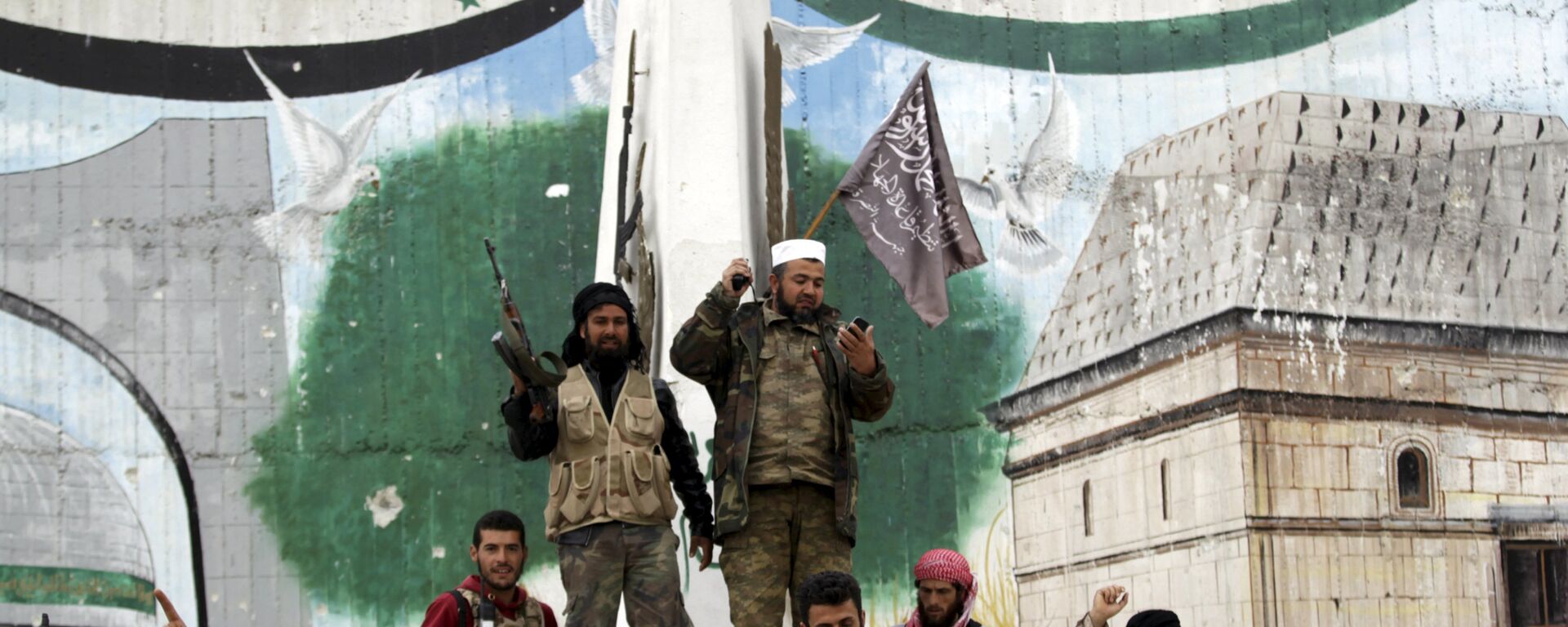 Combatientes con la bandera del grupo Frente al Nusra (proscrito en Rusia) - Sputnik Mundo, 1920, 21.05.2021