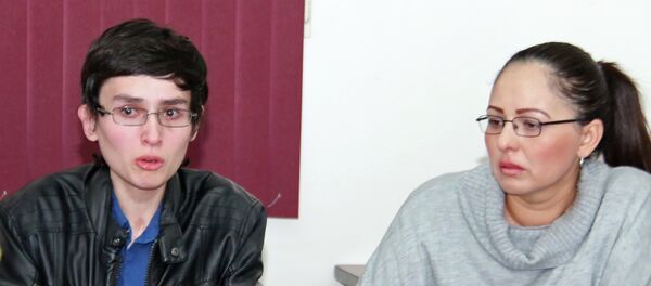 José Chúa López (izda.) con su madre Mayra - Sputnik Mundo