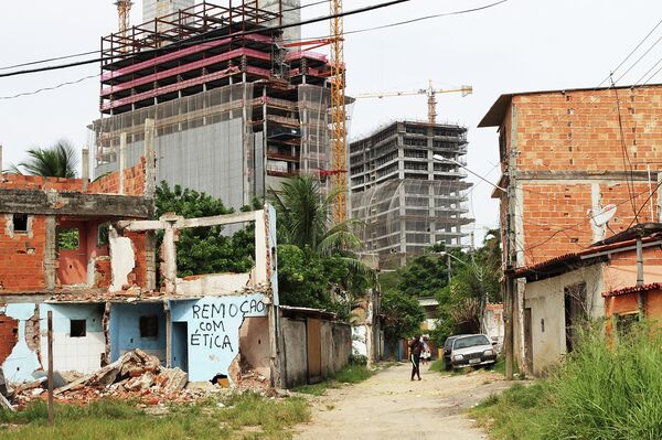 La residencia de la familia Araujo rodeada de escombros - Sputnik Mundo