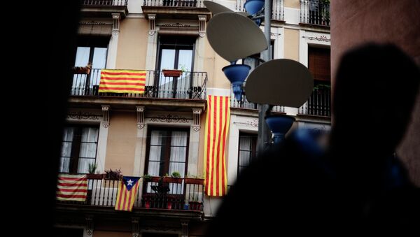 Pro independence flag and Catalonia's flags are displayed in the balcony in Barcelona - Sputnik Mundo