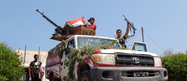 Militants loyal to Yemen's President Abd-Rabbu Mansour Hadi man a checkpoint on a street in the country's southern port city of Aden March - Sputnik Mundo