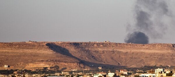 Smoke rises from an area due to Saudi-led airstrikes in Sanaa - Sputnik Mundo