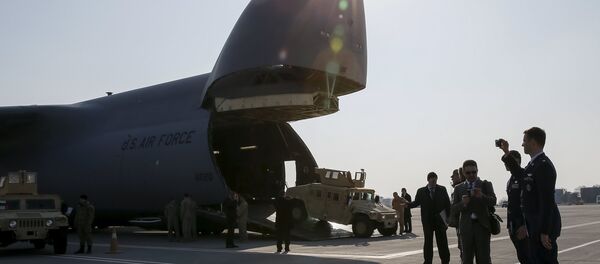 El avión de fuerzas armadas de EEUU en el aeropuerto de Kiev (Archivo) - Sputnik Mundo