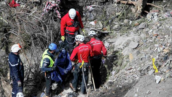 Rescatistas franceses inspeccionan los restos del A320 Germanwings Airbus en el lugar del accidente - Sputnik Mundo