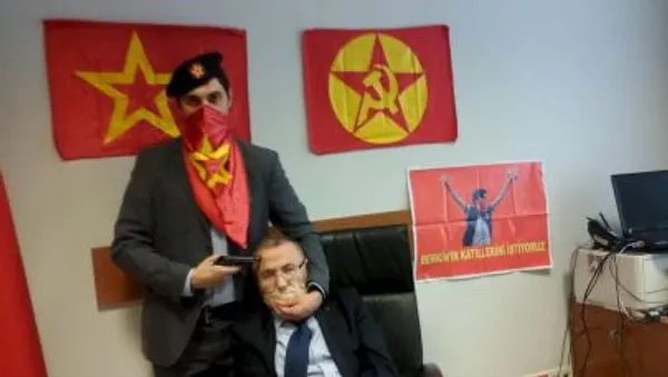Боевик приставил пистолет к голове заложника Мехмета Селима Кираза в здании суда в Стамбуле - Sputnik Mundo