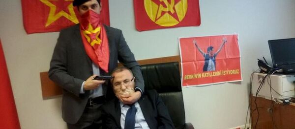 Боевик приставил пистолет к голове заложника Мехмета Селима Кираза в здании суда в Стамбуле - Sputnik Mundo