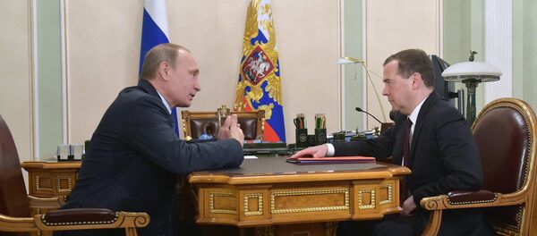 Presidente de Rusia, Vladímir Putin y primer ministro Dmitri Medvédev Presidente de Rusia, Vladímir Putin y primer ministro Dmitri Medvédev - Sputnik Mundo