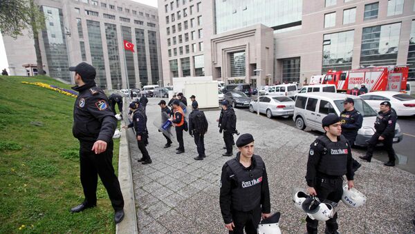 Turkish riot police stand guard outside the Justice Palace in Istanbul March 31, 2015. - Sputnik Mundo