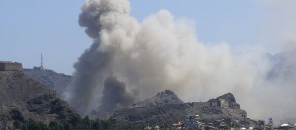 Smoke rises from an arms depot at the Jabal Hadeed military compound in Yemen's southern port city of Aden March 28, 2015. Smoke rises from an arms depot at the Jabal Hadeed military compound in Yemen's southern port city of Aden March 28, 2015. - Sputnik Mundo