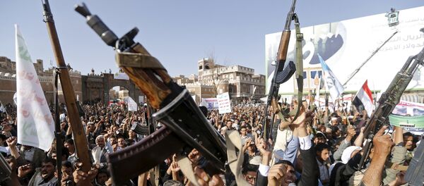 Followers of the Houthi group demonstrate against the Saudi-led air strikes on Yemen in Sanaa April 1, 2015. Followers of the Houthi group demonstrate against the Saudi-led air strikes on Yemen in Sanaa April 1, 2015. - Sputnik Mundo