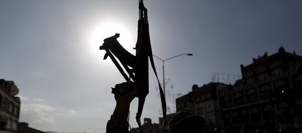 A follower of the Houthi group holds up his rifle as he demonstrates against the Saudi-led air strikes on Yemen, in Sanaa April 1, 2015. - Sputnik Mundo