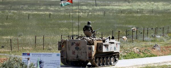 El Ejército de Jordania desplega tanques en la frontera con Siria - Sputnik Mundo
