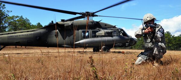 Soldado estadounidense en la base militar aérea de Soto Cano - Sputnik Mundo