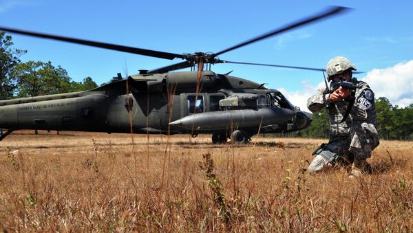 Soldado estadounidense en la base militar aérea de Soto Cano - Sputnik Mundo