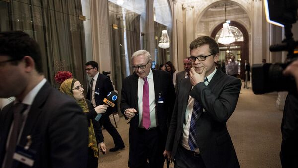 Russian Deputy Foreign Minister Sergei Ryabkov (C) walks at the Beau Rivage Palace Hotel in Lausanne, Switzerland - Sputnik Mundo