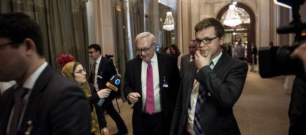 Russian Deputy Foreign Minister Sergei Ryabkov (C) walks at the Beau Rivage Palace Hotel in Lausanne, Switzerland - Sputnik Mundo