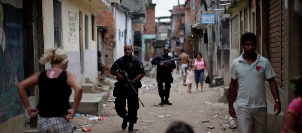 Police officers of the police Special Operation Battalion, BOPE, patrol the streets at the Complexo do Alemao slum in Rio de Janeiro - Sputnik Mundo