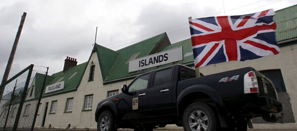 Un vehículo pasea por Puerto Argentino en Islas Malvinas con la bandera de Gran Bretaña - Sputnik Mundo