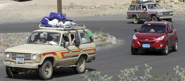 People flee with their belongings, fearing renewed air strikes in Sanaa April 2, 2015. - Sputnik Mundo