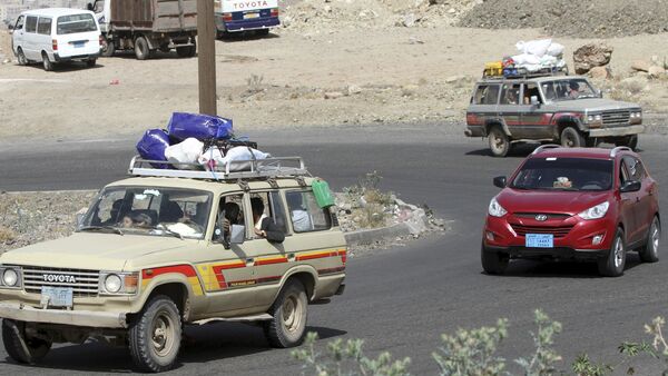 People flee with their belongings, fearing renewed air strikes in Sanaa April 2, 2015. - Sputnik Mundo