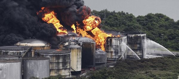 Se extiende el incendio que bloquea el puerto de Santos en Brasil - Sputnik Mundo