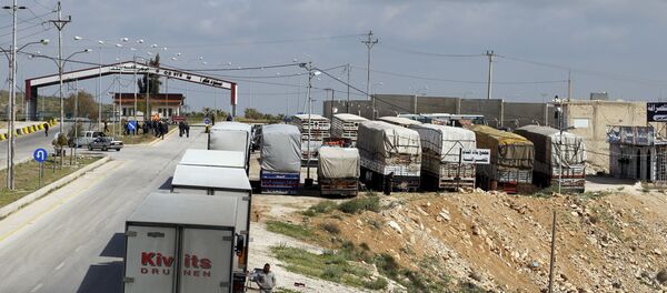 Truck drivers wait with their vehicles at the closed main Jaber border crossing to Syria, in the Jordanian city of Mafraq, April 2, 2015. - Sputnik Mundo